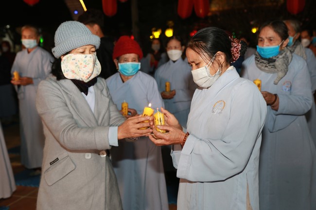 Celebrating enlightened achievement of Bodhisattva Siddhartha and commemorating Covid-19 victims at Dong Cao pagoda