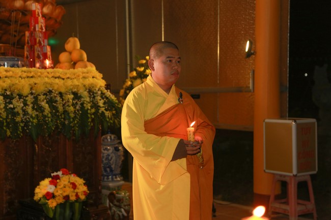 Celebrating enlightened achievement of Bodhisattva Siddhartha and commemorating Covid-19 victims at Dong Cao pagoda