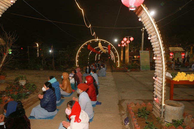 Celebrating enlightened achievement of Bodhisattva Siddhartha and commemorating Covid-19 victims at Dong Cao pagoda