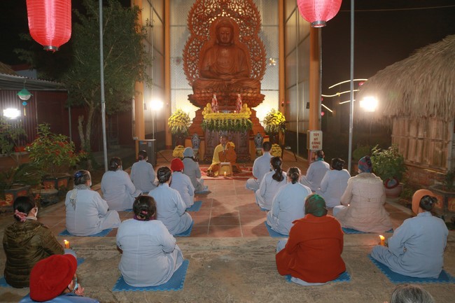 Celebrating enlightened achievement of Bodhisattva Siddhartha and commemorating Covid-19 victims at Dong Cao pagoda