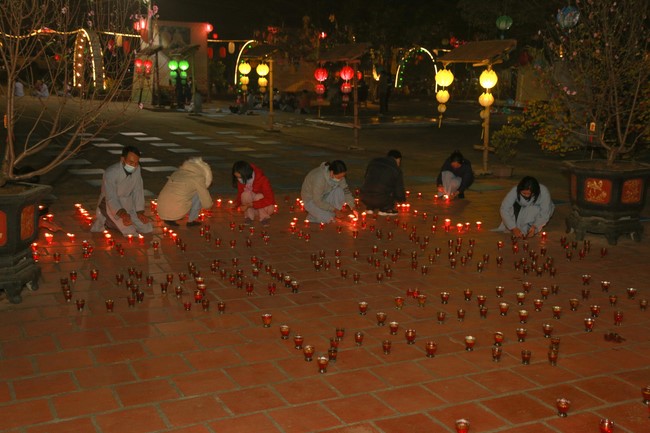 Celebrating enlightened achievement of Bodhisattva Siddhartha and commemorating Covid-19 victims at Dong Cao pagoda