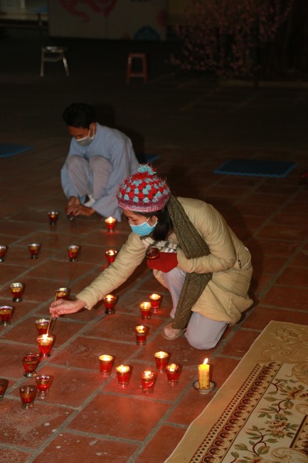 Celebrating enlightened achievement of Bodhisattva Siddhartha and commemorating Covid-19 victims at Dong Cao pagoda