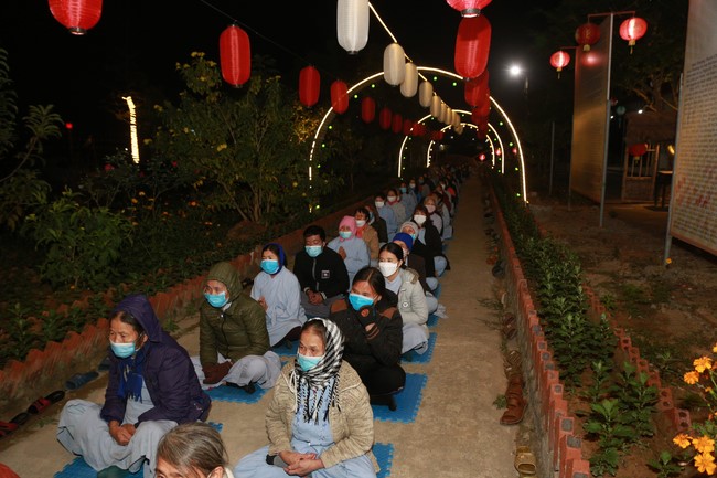 Celebrating enlightened achievement of Bodhisattva Siddhartha and commemorating Covid-19 victims at Dong Cao pagoda