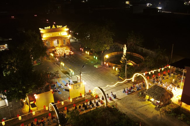 Celebrating enlightened achievement of Bodhisattva Siddhartha and commemorating Covid-19 victims at Dong Cao pagoda