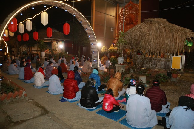 Celebrating enlightened achievement of Bodhisattva Siddhartha and commemorating Covid-19 victims at Dong Cao pagoda