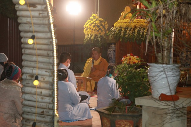 Celebrating enlightened achievement of Bodhisattva Siddhartha and commemorating Covid-19 victims at Dong Cao pagoda