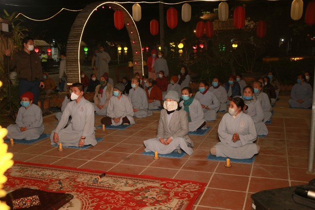 Celebrating enlightened achievement of Bodhisattva Siddhartha and commemorating Covid-19 victims at Dong Cao pagoda