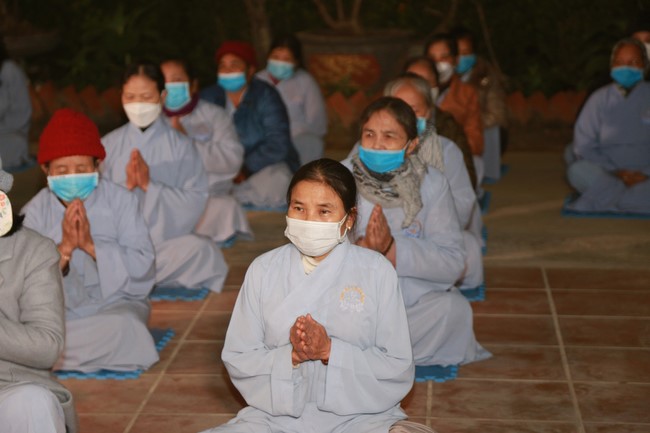Celebrating enlightened achievement of Bodhisattva Siddhartha and commemorating Covid-19 victims at Dong Cao pagoda