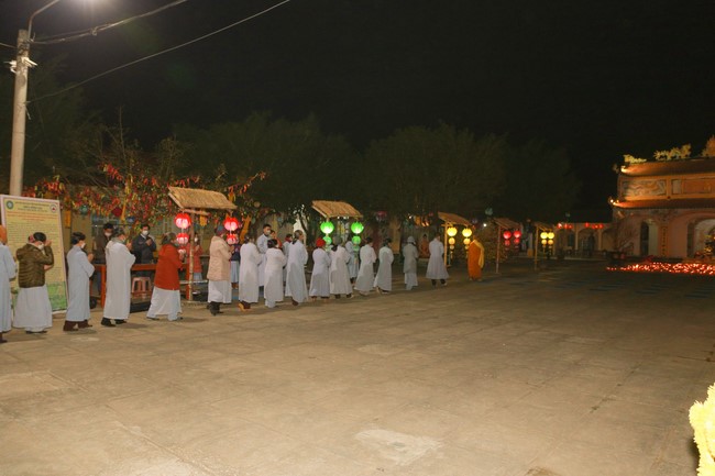 Celebrating enlightened achievement of Bodhisattva Siddhartha and commemorating Covid-19 victims at Dong Cao pagoda