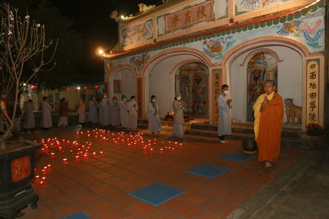Celebrating enlightened achievement of Bodhisattva Siddhartha and commemorating Covid-19 victims at Dong Cao pagoda
