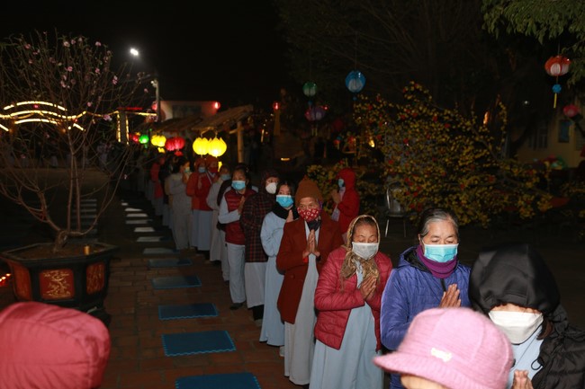 Celebrating enlightened achievement of Bodhisattva Siddhartha and commemorating Covid-19 victims at Dong Cao pagoda