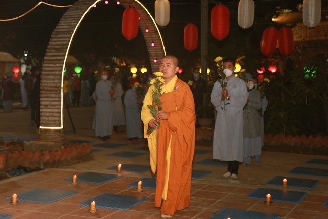 Celebrating enlightened achievement of Bodhisattva Siddhartha and commemorating Covid-19 victims at Dong Cao pagoda