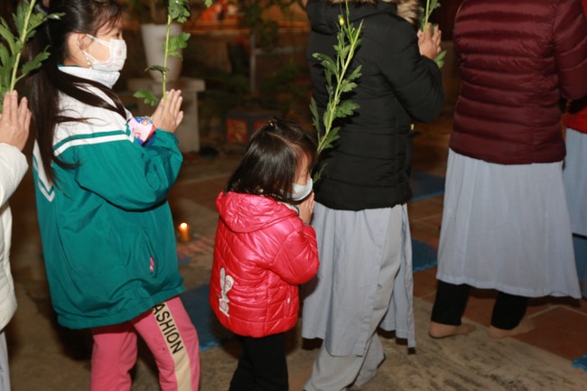 Celebrating enlightened achievement of Bodhisattva Siddhartha and commemorating Covid-19 victims at Dong Cao pagoda
