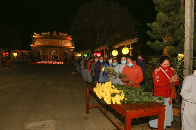 Celebrating enlightened achievement of Bodhisattva Siddhartha and commemorating Covid-19 victims at Dong Cao pagoda