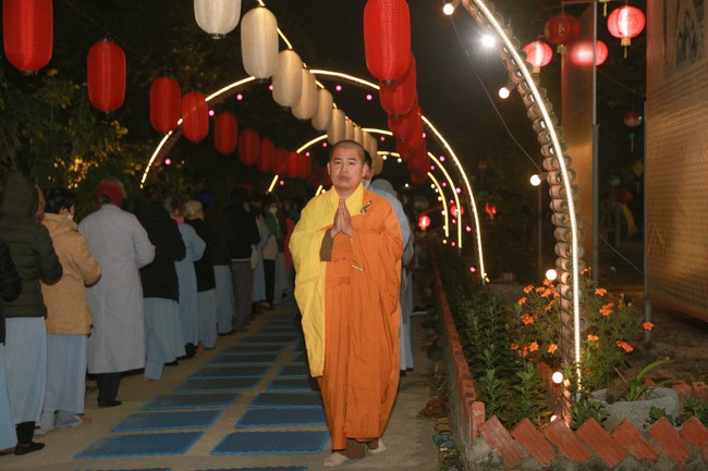Celebrating enlightened achievement of Bodhisattva Siddhartha and commemorating Covid-19 victims at Dong Cao pagoda