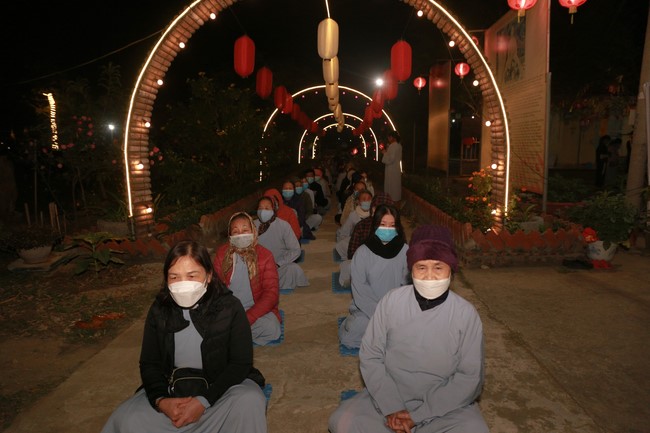 Celebrating enlightened achievement of Bodhisattva Siddhartha and commemorating Covid-19 victims at Dong Cao pagoda