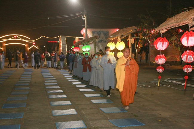 Celebrating enlightened achievement of Bodhisattva Siddhartha and commemorating Covid-19 victims at Dong Cao pagoda