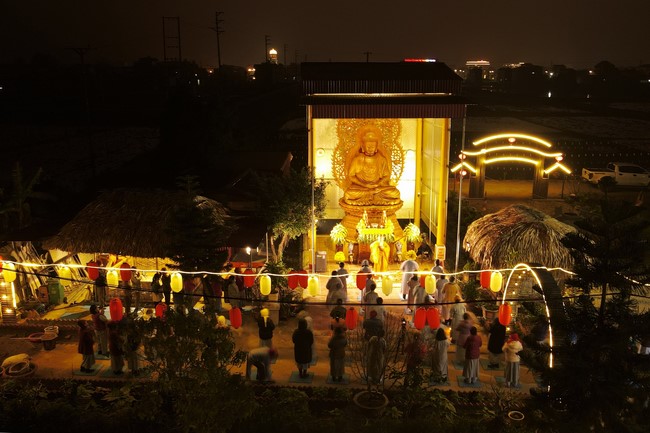 Celebrating enlightened achievement of Bodhisattva Siddhartha and commemorating Covid-19 victims at Dong Cao pagoda