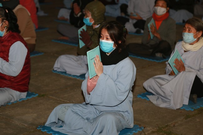 Celebrating enlightened achievement of Bodhisattva Siddhartha and commemorating Covid-19 victims at Dong Cao pagoda