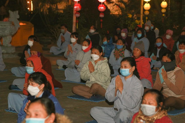 Celebrating enlightened achievement of Bodhisattva Siddhartha and commemorating Covid-19 victims at Dong Cao pagoda