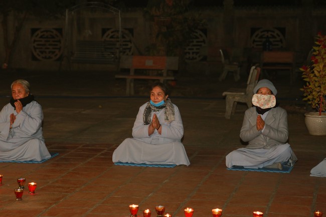 Celebrating enlightened achievement of Bodhisattva Siddhartha and commemorating Covid-19 victims at Dong Cao pagoda