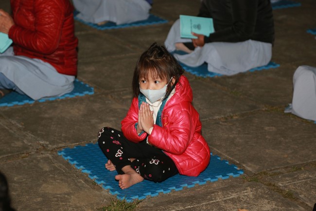 Celebrating enlightened achievement of Bodhisattva Siddhartha and commemorating Covid-19 victims at Dong Cao pagoda