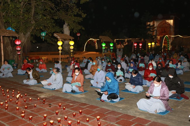 Celebrating enlightened achievement of Bodhisattva Siddhartha and commemorating Covid-19 victims at Dong Cao pagoda