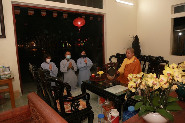 Celebrating enlightened achievement of Bodhisattva Siddhartha and commemorating Covid-19 victims at Dong Cao pagoda