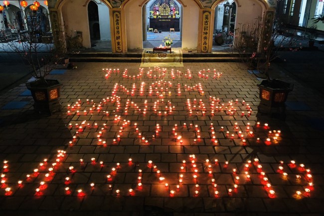 Celebrating enlightened achievement of Bodhisattva Siddhartha and commemorating Covid-19 victims at Dong Cao pagoda