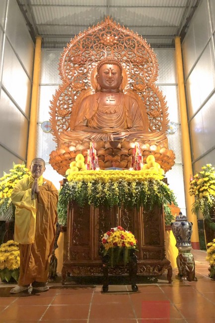 Celebrating enlightened achievement of Bodhisattva Siddhartha and commemorating Covid-19 victims at Dong Cao pagoda