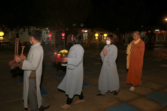 Celebrating enlightened achievement of Bodhisattva Siddhartha and commemorating Covid-19 victims at Dong Cao pagoda