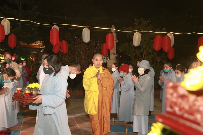 Celebrating enlightened achievement of Bodhisattva Siddhartha and commemorating Covid-19 victims at Dong Cao pagoda