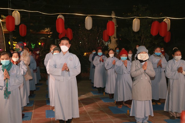 Celebrating enlightened achievement of Bodhisattva Siddhartha and commemorating Covid-19 victims at Dong Cao pagoda