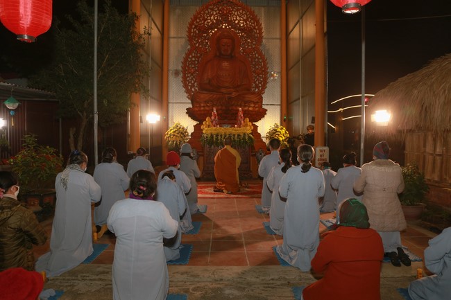 Celebrating enlightened achievement of Bodhisattva Siddhartha and commemorating Covid-19 victims at Dong Cao pagoda