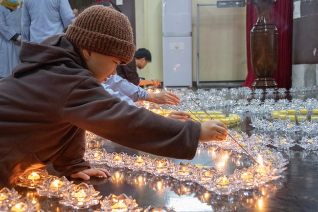 The Gratitude Candle Lighting Ceremony Greeting enlightened achievement of Bodhisattva Siddhartha at Hoa Phuc pagoda