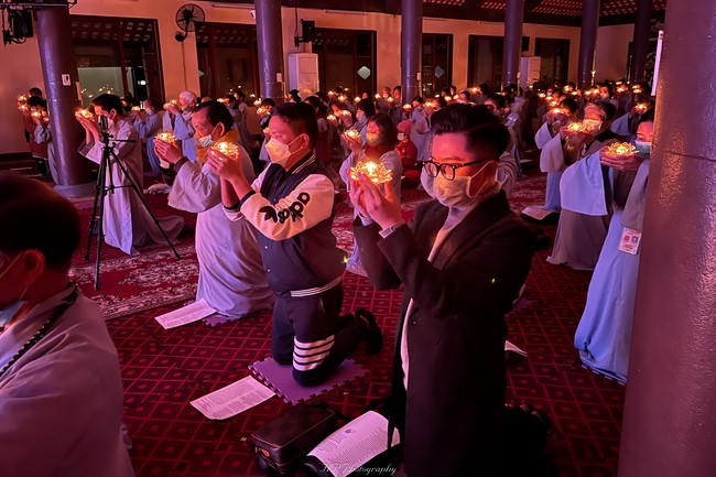 The Gratitude Candle Lighting Ceremony Greeting enlightened achievement of Bodhisattva Siddhartha at Hoa Phuc pagoda