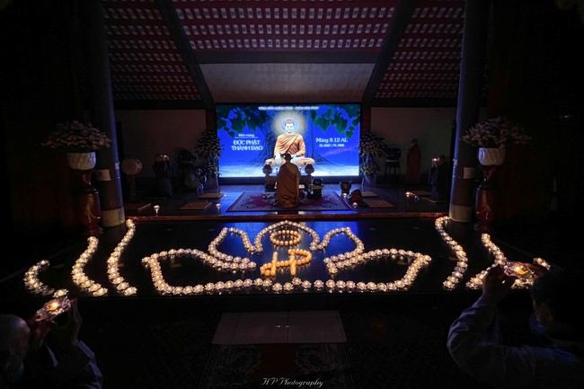 The Gratitude Candle Lighting Ceremony Greeting enlightened achievement of Bodhisattva Siddhartha at Hoa Phuc pagoda