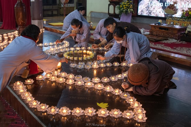 The Gratitude Candle Lighting Ceremony Greeting enlightened achievement of Bodhisattva Siddhartha at Hoa Phuc pagoda