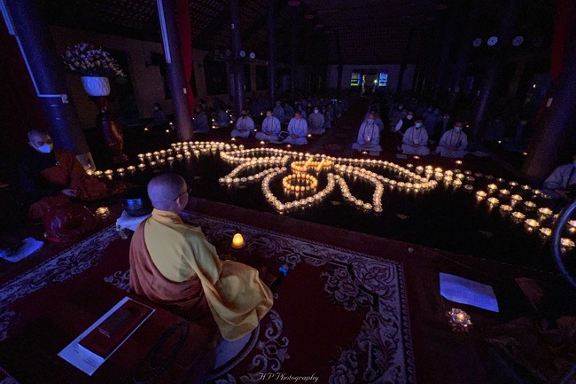 The Gratitude Candle Lighting Ceremony Greeting enlightened achievement of Bodhisattva Siddhartha at Hoa Phuc pagoda