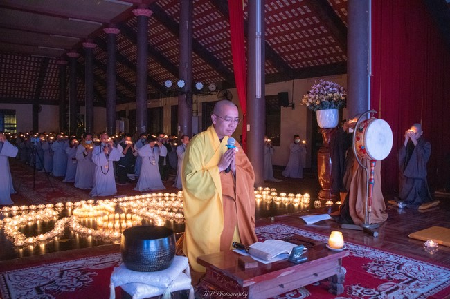 The Gratitude Candle Lighting Ceremony Greeting enlightened achievement of Bodhisattva Siddhartha at Hoa Phuc pagoda