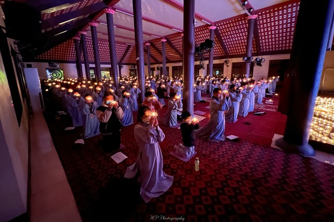 The Gratitude Candle Lighting Ceremony Greeting enlightened achievement of Bodhisattva Siddhartha at Hoa Phuc pagoda