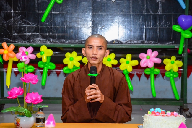 Year’s end party of balloons' Shaping group