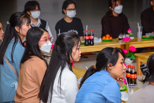 Year’s end party of balloons' Shaping group