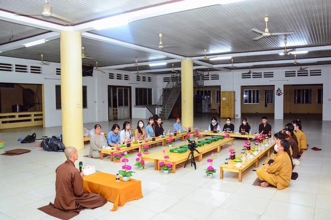 Year’s end party of balloons' Shaping group