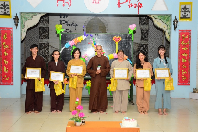 Year’s end party of balloons' Shaping group