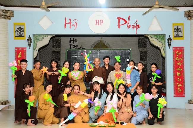 Year’s end party of balloons' Shaping group