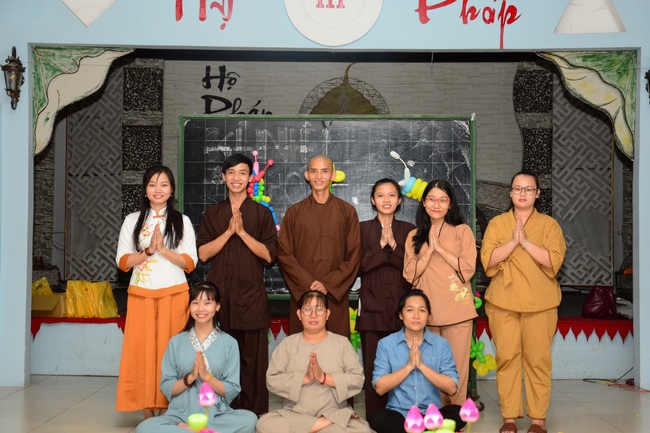 Year’s end party of balloons' Shaping group