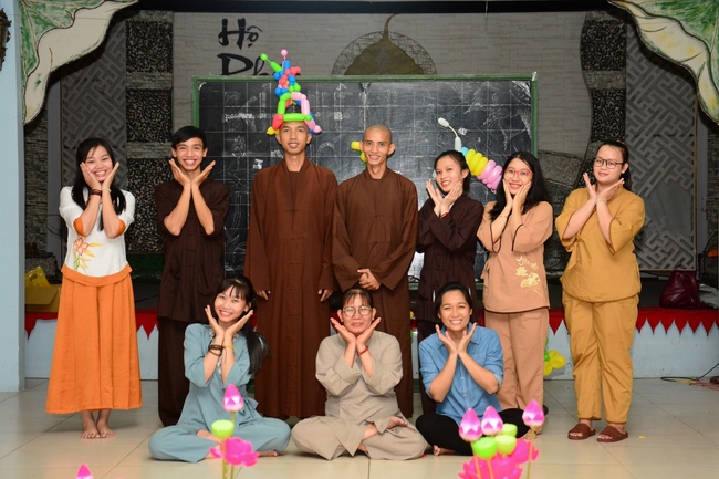 Year’s end party of balloons' Shaping group