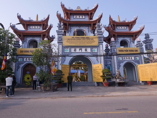 Ritual of visiting and offering homage to Late Most  Thich Thanh Dam 's Body