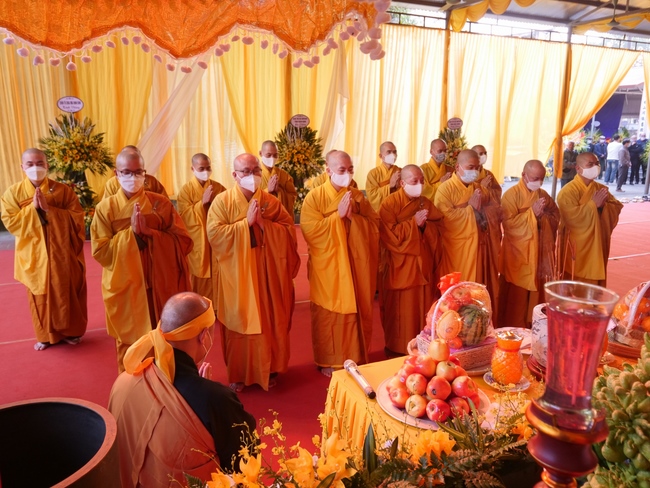 Ritual of visiting and offering homage to Late Most  Thich Thanh Dam 's Body